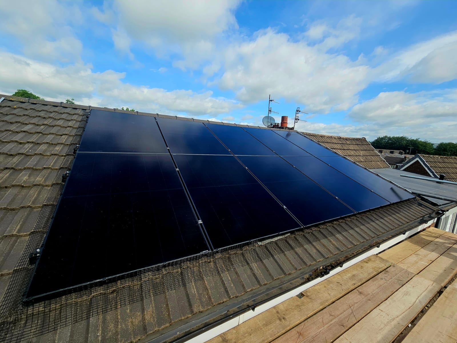 Longi 470W solar panels mounted on rear roof — Stockport